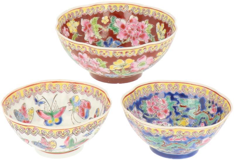 Een lot van (3) eierschaal porseleinen kommen met floraal drakendecor en vlinderdecor, gemerkt  Jingdezhen Zhi. China, midden 20e eeuw.