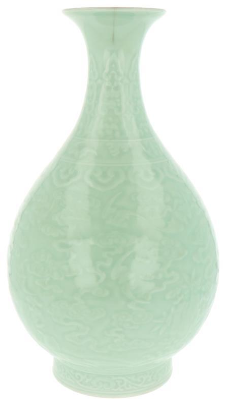 Een porseleinen celadon vaas, gemerkt Yongzheng. China, 20e eeuw.