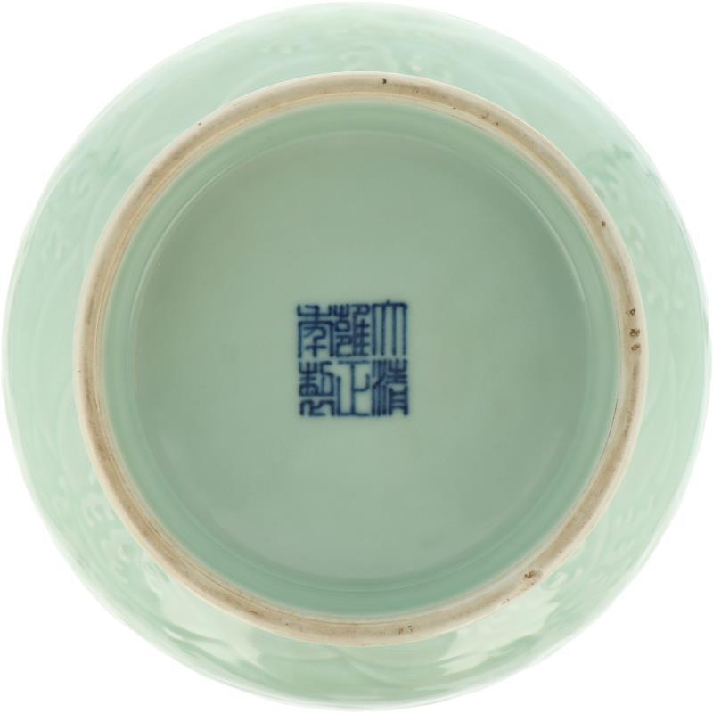 Een porseleinen celadon vaas, gemerkt Yongzheng. China, 20e eeuw.
