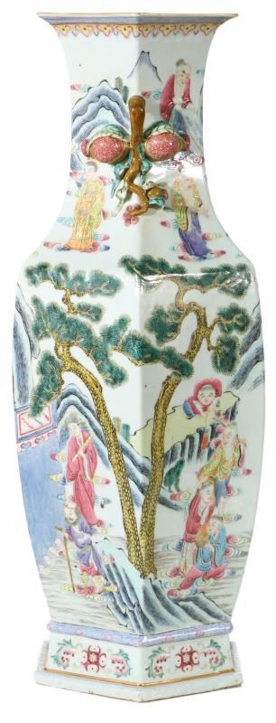 Een porseleinen vaas met floraal decor van Chinese figuren. China, 20e eeuw.