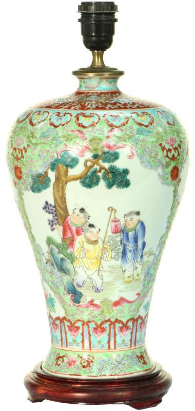 Een porseleinen lampvoet beschilderd met Famille Rose decor. China, 20e eeuw.