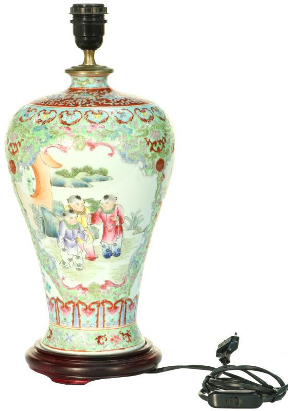 Een porseleinen lampvoet beschilderd met Famille Rose decor. China, 20e eeuw.