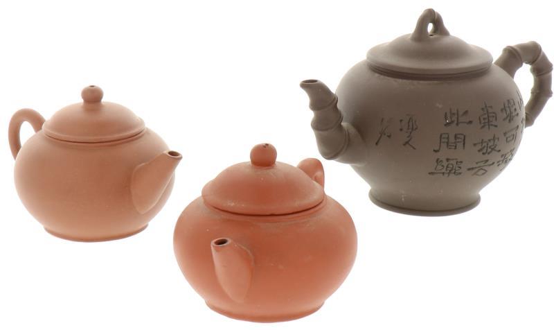 Een lot van drie terracotta trekpotjes, allen gemerkt aan de onderzijde. China, 20e eeuw. 