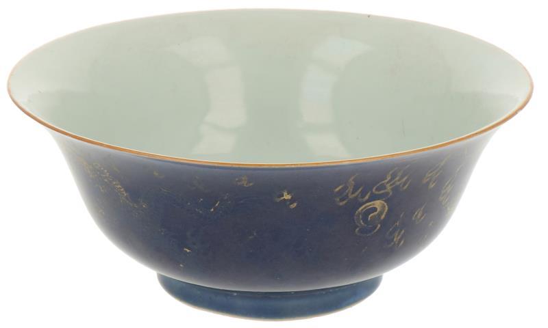 Een porseleinen Poudre Blue kom met verguld decor, gemerkt in periode. China, 20e eeuw.