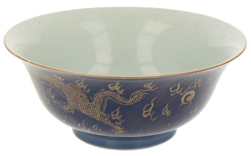 Een porseleinen Poudre Blue kom met verguld decor, gemerkt in periode. China, 20e eeuw.
