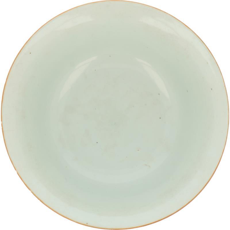 Een porseleinen Poudre Blue kom met verguld decor, gemerkt in periode. China, 20e eeuw.