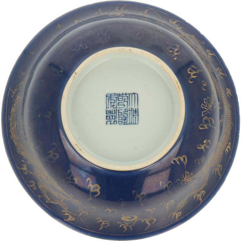 Een porseleinen Poudre Blue kom met verguld decor, gemerkt in periode. China, 20e eeuw.