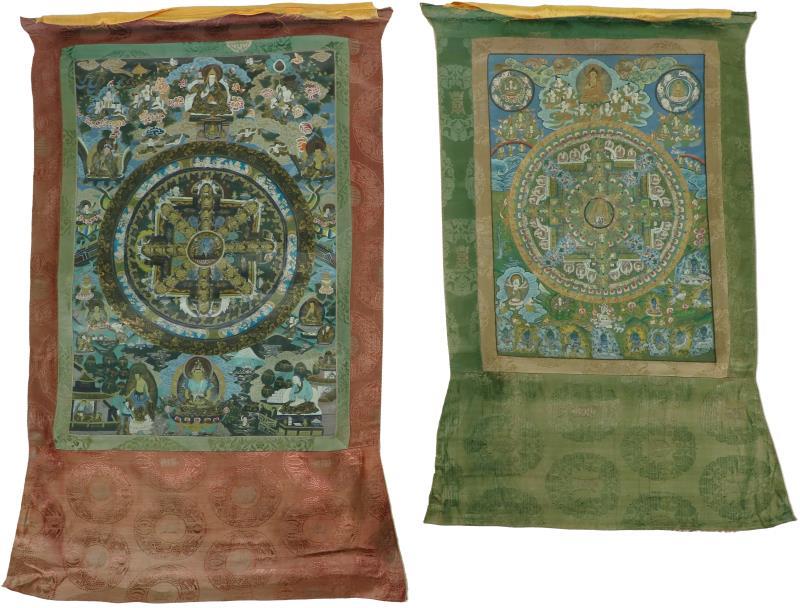 Een lot van (2) Tibetaanse Boeddhistische banieren zgn.: Thangka's. 20e eeuw. 