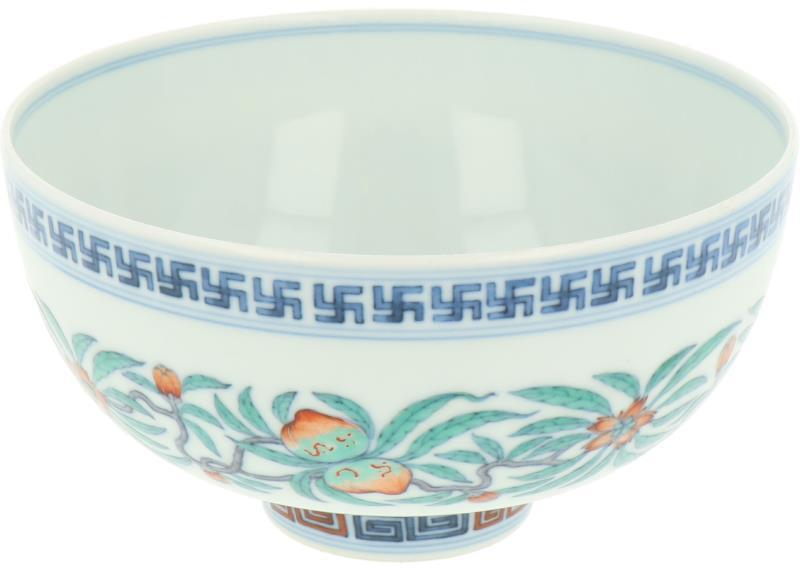 Een porseleinen Doucai kom, gemerkt Yongzheng. China, 20e eeuw.