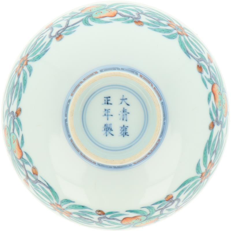 Een porseleinen Doucai kom, gemerkt Yongzheng. China, 20e eeuw.