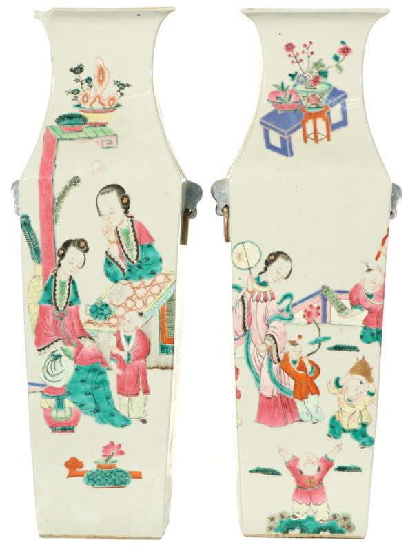 Een set van twee porseleinen vierkante vazen met Famille Rose decor. China, eind 20e eeuw.