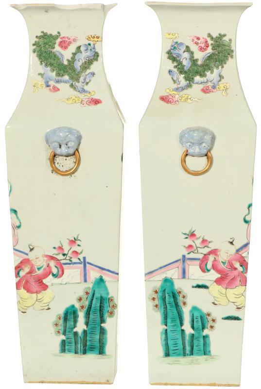 Een set van twee porseleinen vierkante vazen met Famille Rose decor. China, eind 20e eeuw.