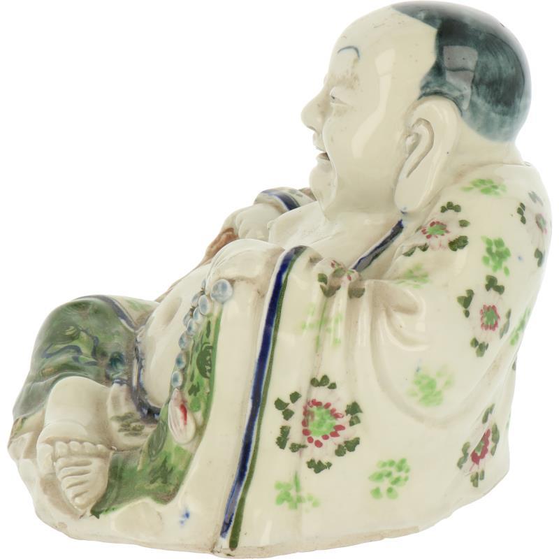 Een porseleinen zittende Boeddha. China, 2e helft 20e eeuw.