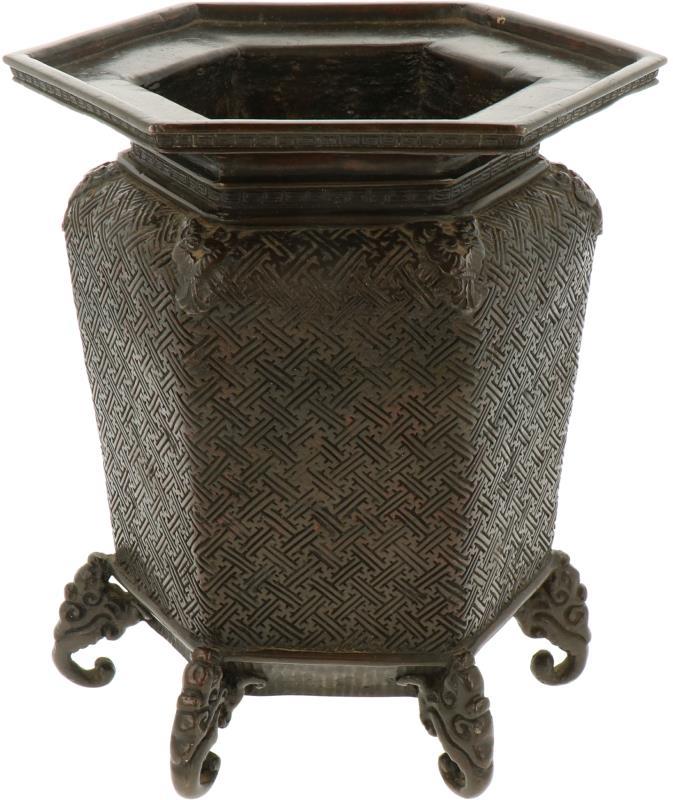 Een bronzen wierookbrander gedecoreerd met swastika tekens. China, 19e eeuw.
