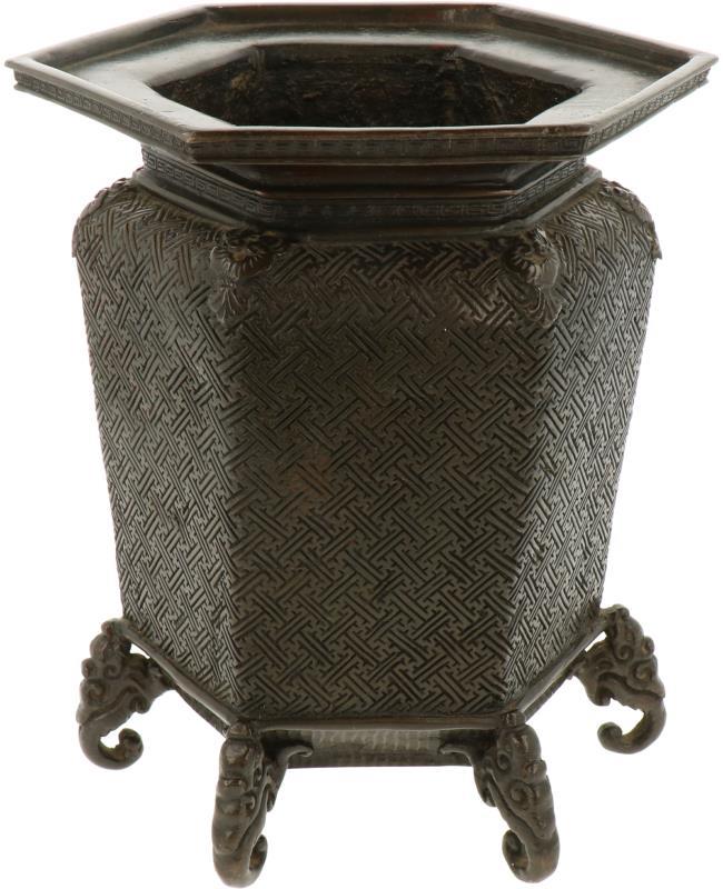 Een bronzen wierookbrander gedecoreerd met swastika tekens. China, 19e eeuw.