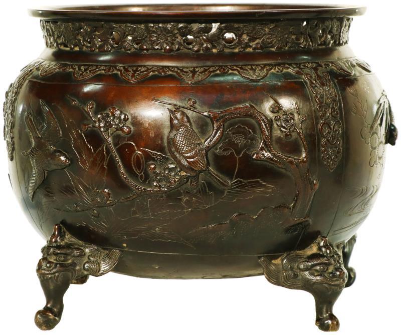 Een bronzen wierookbrander gedecoreerd met vogels. Japan, Meji periode.
