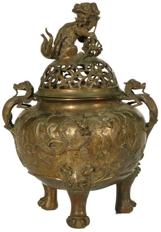 Een bronzen wierookbrander gedecoreerd met draken en een Qilin, gemerkt aan onderzijde. China, 19e eeuw.