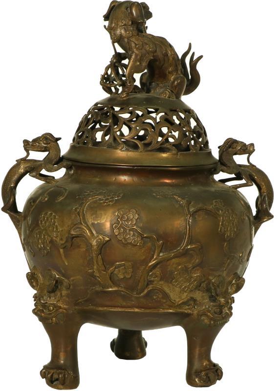Een bronzen wierookbrander gedecoreerd met draken en een Qilin, gemerkt aan onderzijde. China, 19e eeuw.