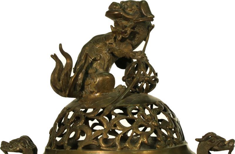 Een bronzen wierookbrander gedecoreerd met draken en een Qilin, gemerkt aan onderzijde. China, 19e eeuw.