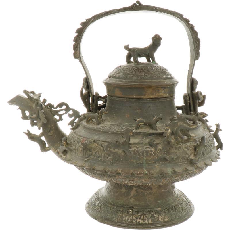 Een bronzen ketel gedecoreerd met draken en mythologische wezens. Brunei, vermoedelijk 18e/19e eeuw.