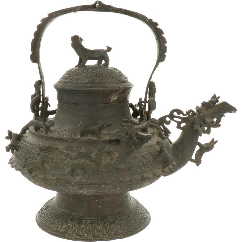Een bronzen ketel gedecoreerd met draken en mythologische wezens. Brunei, vermoedelijk 18e/19e eeuw.