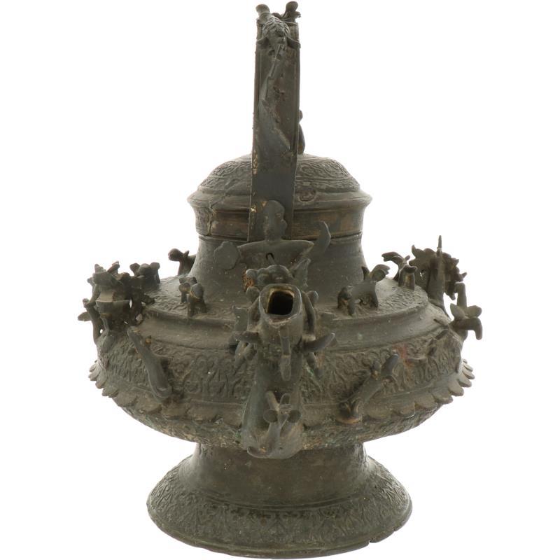 Een bronzen ketel gedecoreerd met draken en mythologische wezens. Brunei, vermoedelijk 18e/19e eeuw.