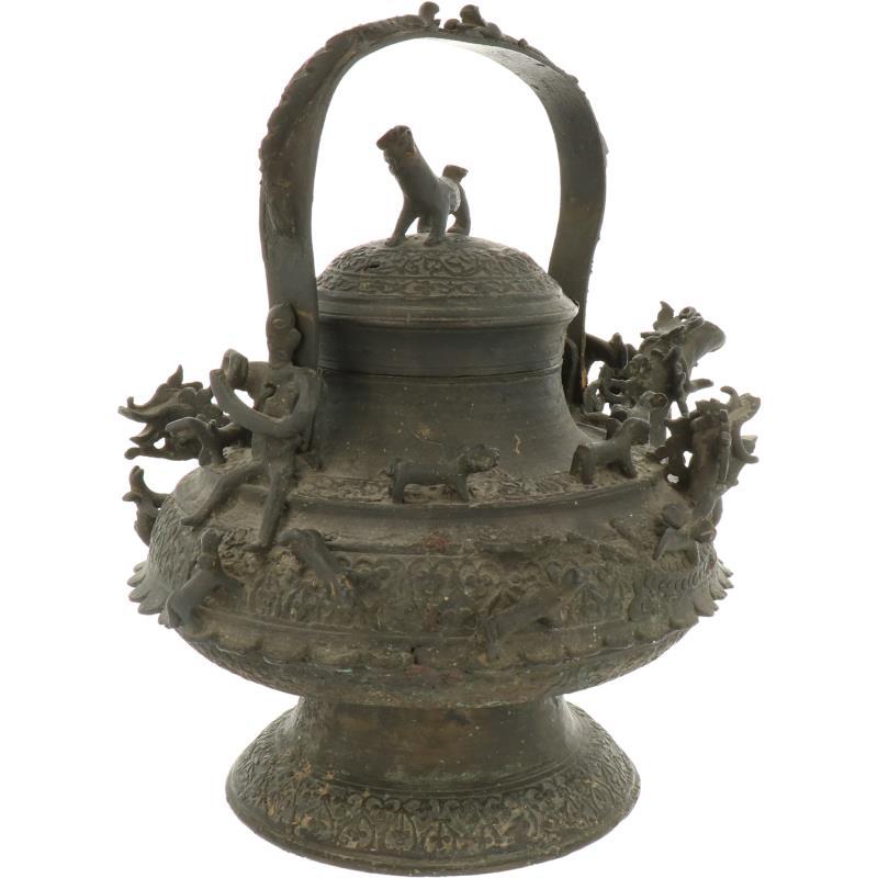 Een bronzen ketel gedecoreerd met draken en mythologische wezens. Brunei, vermoedelijk 18e/19e eeuw.