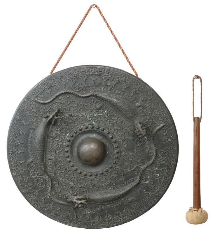 Een bronzen gong met figuren. Brunei, 20e eeuw.