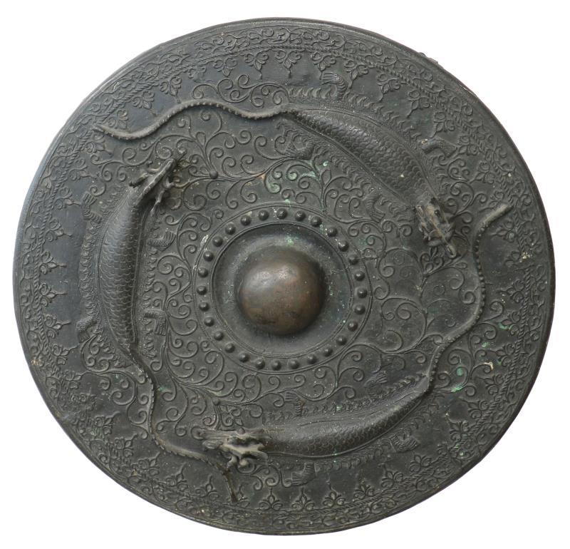 Een bronzen gong met figuren. Brunei, 20e eeuw.