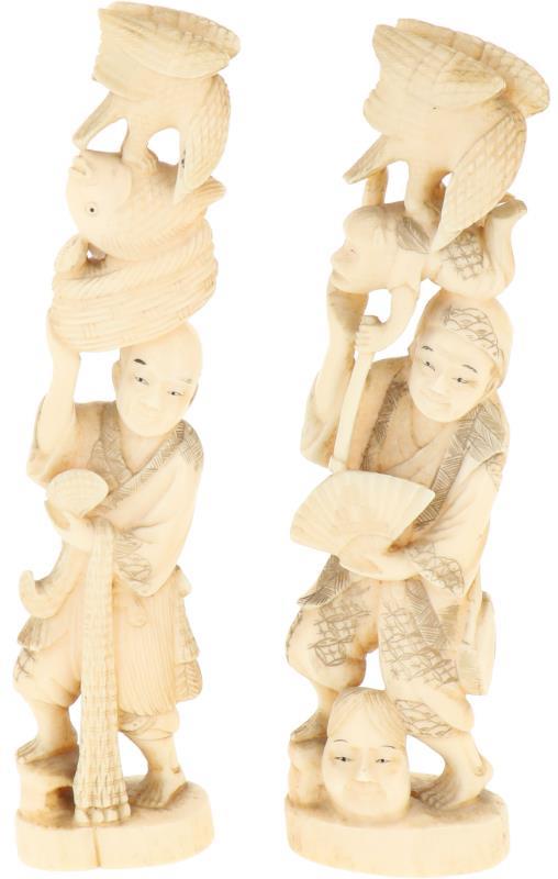 Een set van (2) ivoren okimono's in de vorm van Japanse heren met dierlijke figuren. Japan, eind Meji periode.