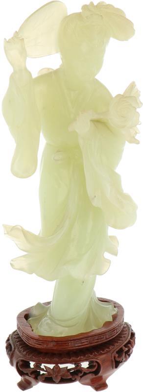 Een in jade vervaardigd figuur in de vorm van een Chinese vrouw met waaier en bloem, incl. sokkel. China, 19e/20e eeuw.