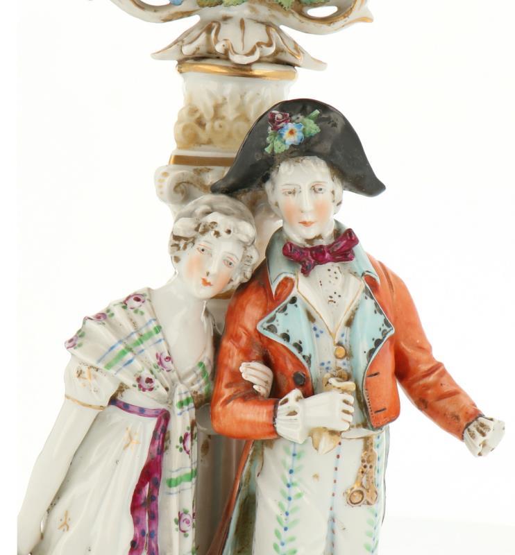 Een stel porseleinen kandelaren afgebeeld met een dame en heer. Volkstedt-Rudolstadt, Duitsland. Begin 20e eeuw.