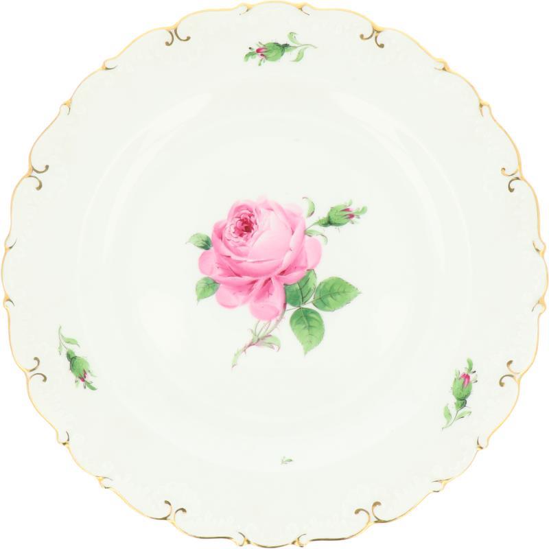 Een porseleinen bord beschilderd met rozen. Meissen, 1e helft 20e eeuw.