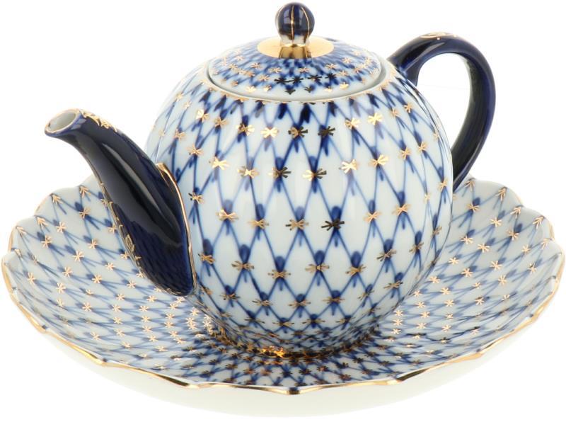 Een porseleinen theepot met onderschotel, Lomonosov Imperial Porcelain Factory. Rusland, 2e helft 20e eeuw.