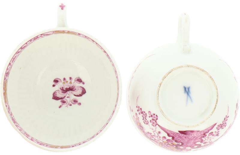 Een set van (2) porseleinen kop en schotels met bloemendecor. Meissen, 19e eeuw.