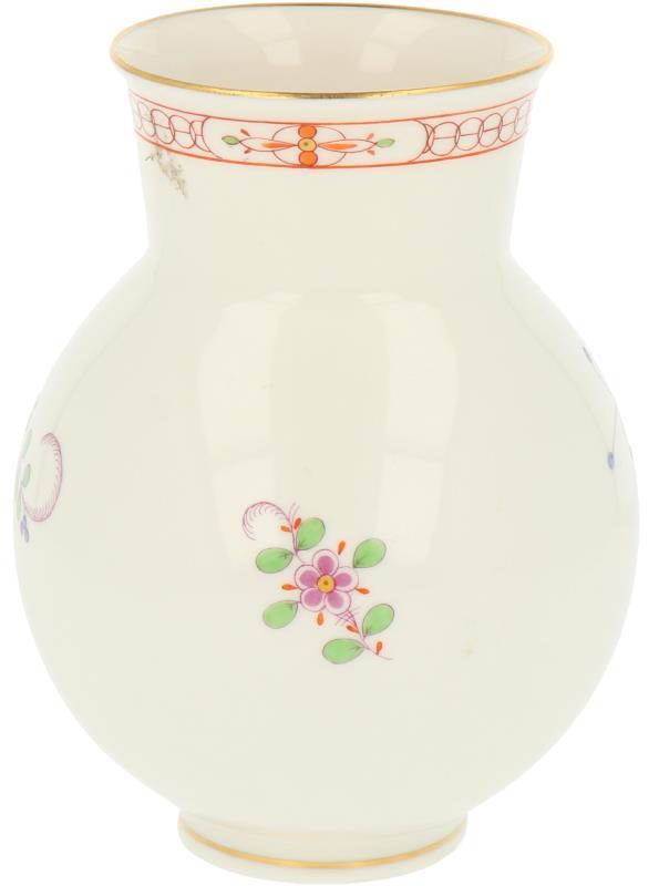 Een porseleinen vaasje met floraal decor. Meissen, 2e helft 20e eeuw.