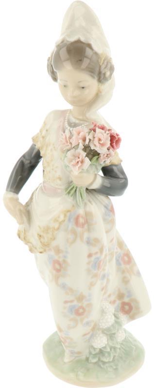 Een Lladro beeldje in de vorm van een Spaans meisje met bloementuil. Gemerkt aan onderzijde. 