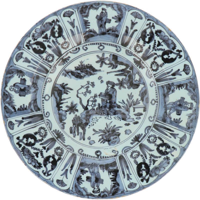 Een aardewerk schotel met Chinoiserie-decor in Wanli-stijl. Delft, 18e eeuw.