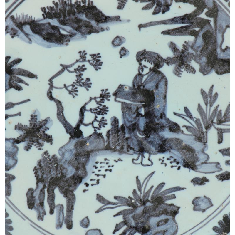 Een aardewerk schotel met Chinoiserie-decor in Wanli-stijl. Delft, 18e eeuw.