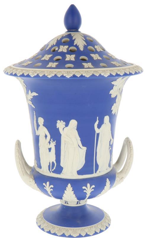 Een Wedgwood biscuit gebakken Jasperware bokaal met deksel. 20e eeuw. 