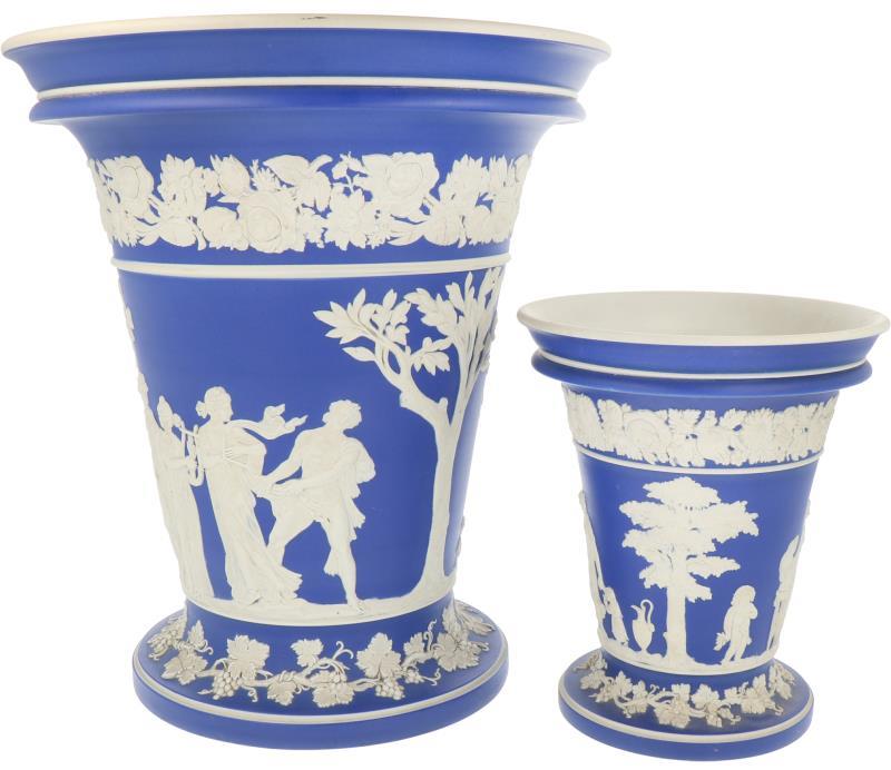 Een set van (2) grote Wedgwood biscuit gebakken Jasperware vazen. 20e eeuw. 