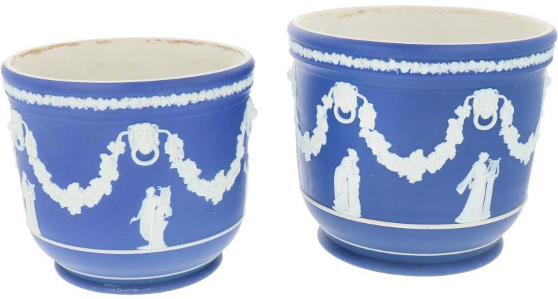 Een set van (2) Wedgwood biscuit gebakken Jasperware cachepots. 20e eeuw. 