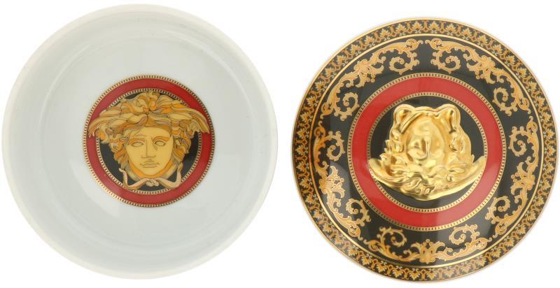 Een porseleinen dekseldoos met Medusa decor. Rosenthal voor Versace. Duitsland, 21e eeuw.  