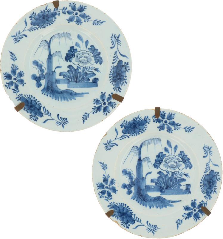 Een set van (2) aardewerk borden met floraal decor. Delft, 18e eeuw.