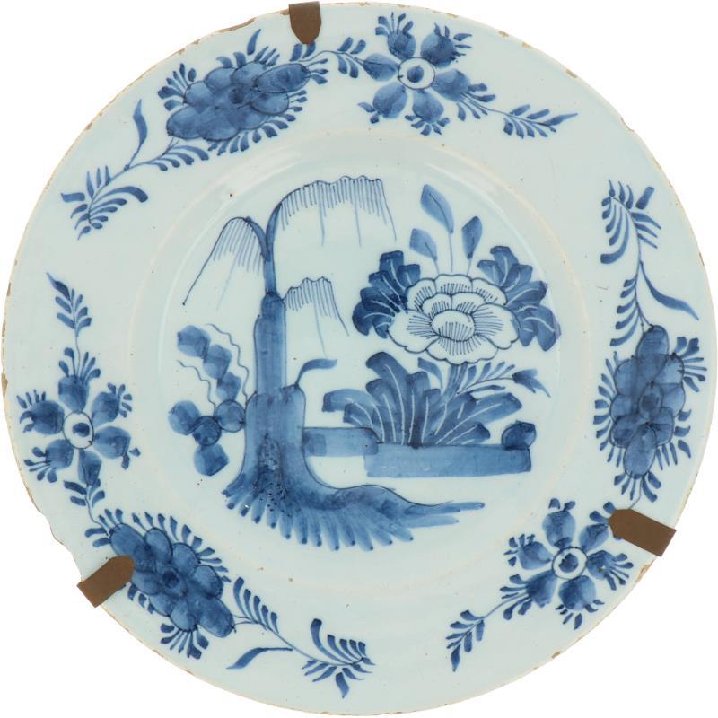 Een set van (2) aardewerk borden met floraal decor. Delft, 18e eeuw.