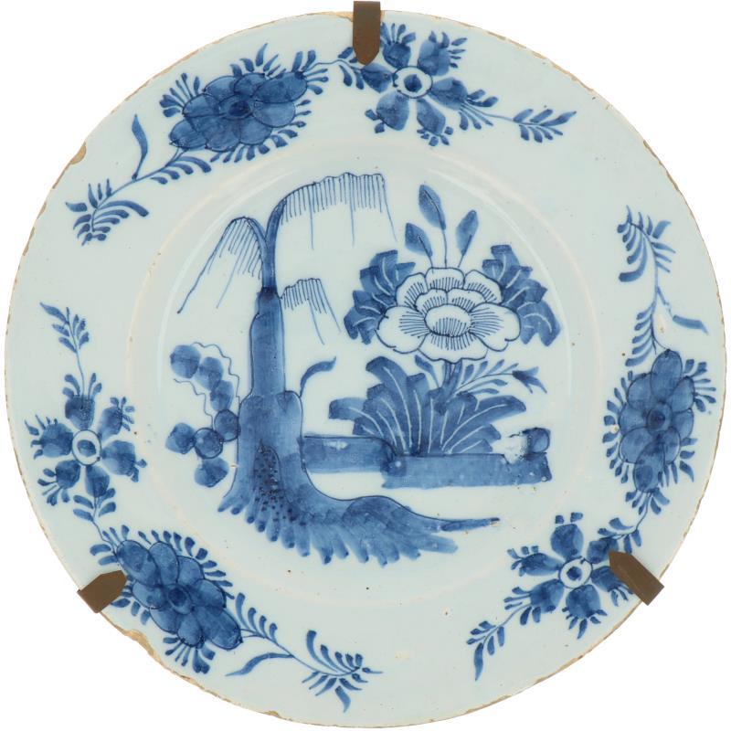 Een set van (2) aardewerk borden met floraal decor. Delft, 18e eeuw.