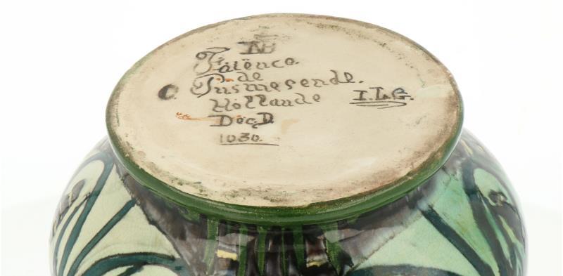 Polychroom beschilderde "Faïence de Purmerende" vaas (Mod.No.1030), uitvoering Wed. N.S.A. Brantjes & Co., Purmerend 1895-1904. Gemerkt "Dec.  D.", en C. en L.La.G., vgl. "Purmerends Jugendstil Aardewerk 1895-1907: pag.80, afb.165". 