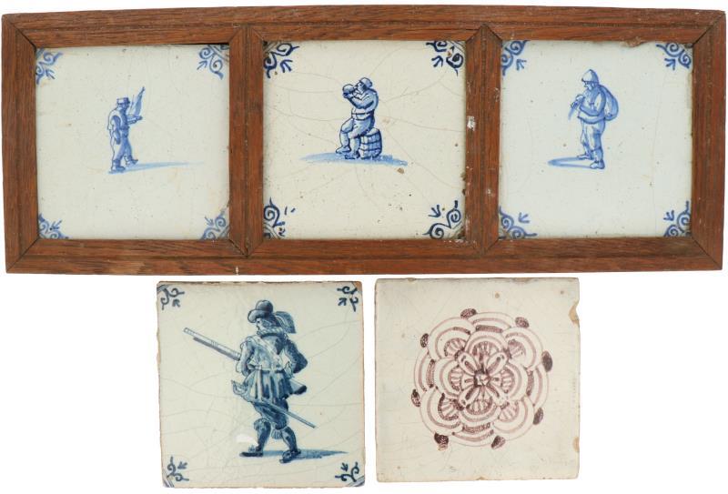 Een lot van (5) aardewerk tegels waarvan drie ingelijst. Delft, 18e/19e eeuw.