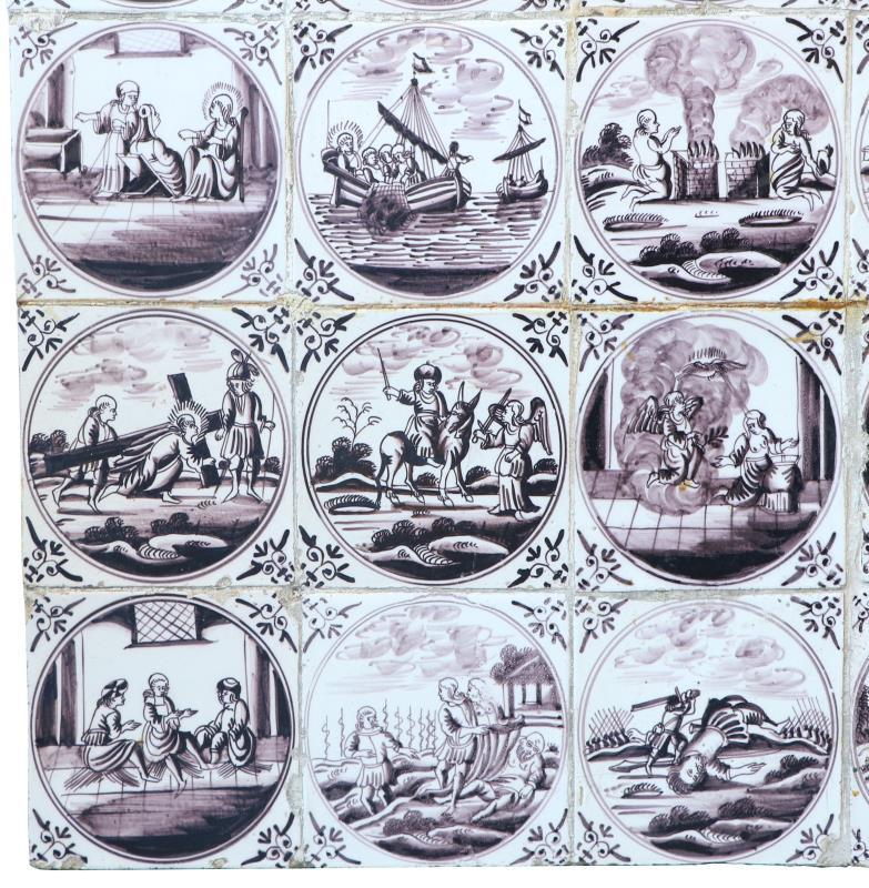 Een tableau bestaande uit (30) mangaan tegels met Bijbelse voorstellingen uit het Oude en Nieuwe Testament. Holland, 18e eeuw.