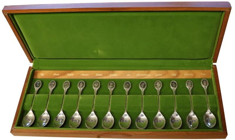 (12) Delige set Bloemen lepeltjes zilver.